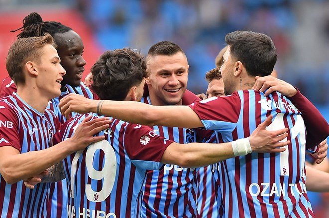 Trabzonspor'un Galatasaray maçı kamp kadrosu açıklandı  - 4. Foto