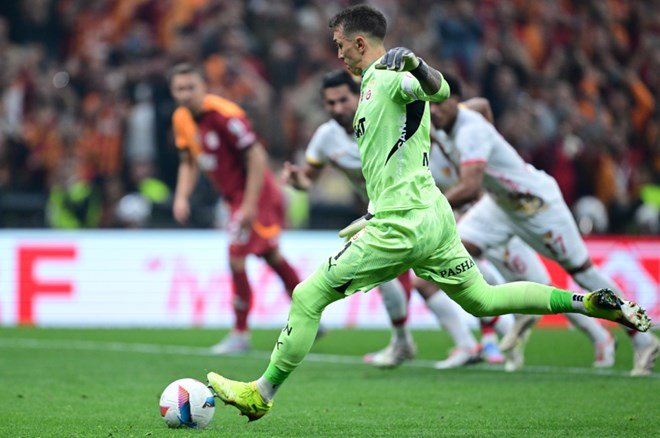 5d6600562ff740c1be03dacb040659a9-1 Kayserispor kalecisinden gece yarısı flaş penaltı açıklaması: Muslera'ya tek cümle etmiş   - 4. Foto