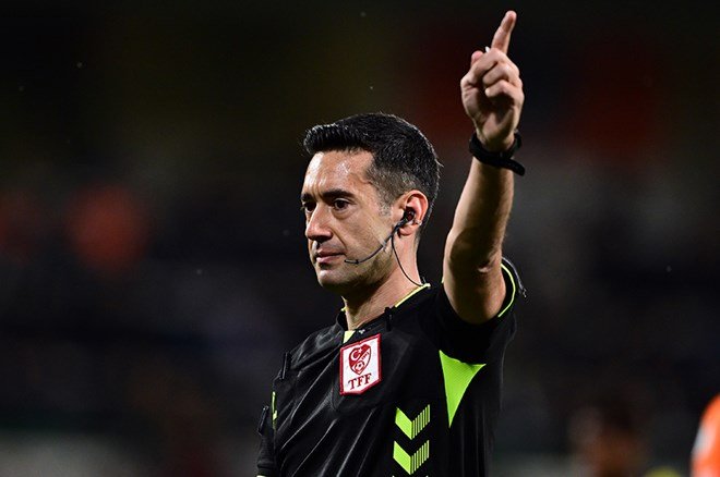 5e30e56b60524bfa95cf2a92d7525053 İlker Yağcıoğlu'ndan maç sonrası çok çarpıcı yorum: "Bir daha Türkiye'ye sokmamak lazım"  - 3. Foto