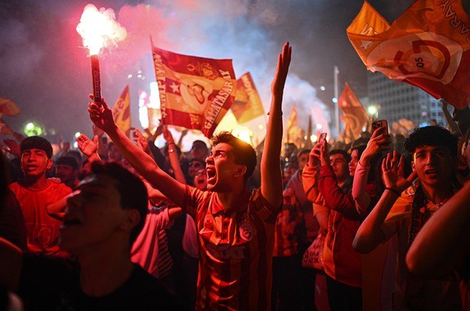 5fabd6b90ebd468aa42f73bf66691245 Galatasaraylı taraftarların şampiyonluk ve 5. yıldız kutlamalarından unutulmaz fotoğraflar  - 34. Foto