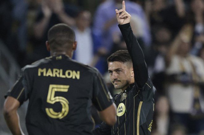 6090f2d84f6d4d3a8b0f78f9a32a8d36-1 ABD'de Cengiz Ünder şoku yaşattı: Yere çöken kaleci uzun süre ayağa kalkamadı - 3. Foto