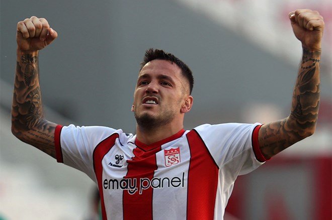 64fcd249268549218933f396c08dda14-1 Sivasspor küme düştü olanlar oldu: Rey Manaj'dan Rıza Çalımbay'a olay sözler  - 5. Foto