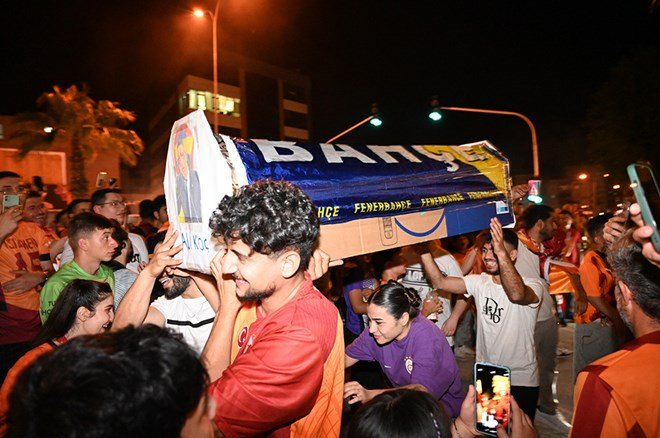 652bc92b5a484b8b8a79ba6ad412907f Galatasaraylı taraftarların şampiyonluk ve 5. yıldız kutlamalarından unutulmaz fotoğraflar  - 44. Foto