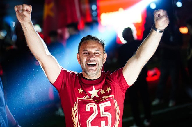 6598be22218a40bc96d5649404c42cc2 Galatasaraylı futbolcular şampiyonluğu taraftarlarla kutladı - 9. Foto