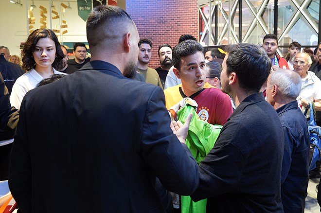 67b6ae59a6994222997ee0076106a465 Muslera'nın imza gününde olay: Bir anda tansiyon yükseldi - 2. Foto