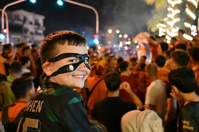 6831e787a3154a60a6b08629142ef29f Galatasaraylı taraftarların şampiyonluk ve 5. yıldız kutlamalarından unutulmaz fotoğraflar  - 41. Foto