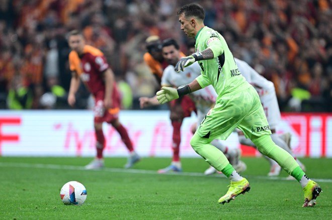 6c5f43366a274b2aabe9be0755040880 Kayserispor kalecisinden gece yarısı flaş penaltı açıklaması: Muslera'ya tek cümle etmiş   - 3. Foto