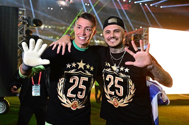 73235594084d4a6da2463e4f620e8fb3 Galatasaraylı futbolcular şampiyonluğu taraftarlarla kutladı - 19. Foto