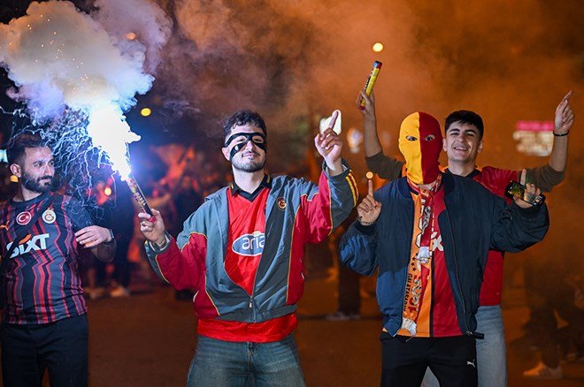 73ea6f2cc85e417abaa6982865513a8f Galatasaraylı taraftarların şampiyonluk ve 5. yıldız kutlamalarından unutulmaz fotoğraflar  - 17. Foto