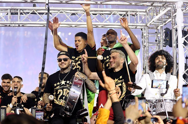 74b7509abc8a4f5e9457460308a5c044 Galatasaraylı futbolcular şampiyonluğu taraftarlarla kutladı - 6. Foto