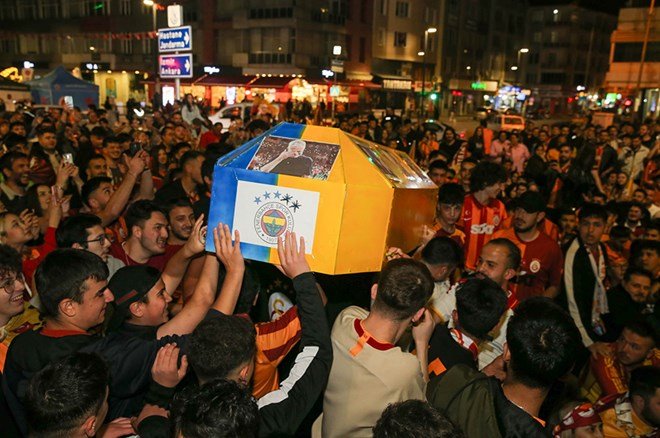 761f40ba4efe4a619dd226a1ebdfbe89 Galatasaraylı taraftarların şampiyonluk ve 5. yıldız kutlamalarından unutulmaz fotoğraflar  - 7. Foto