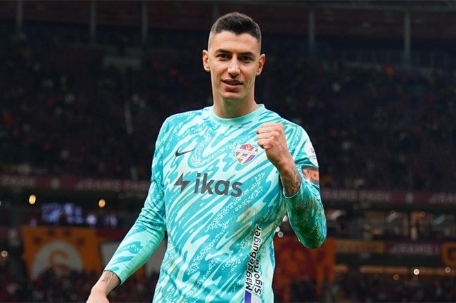 76c8b040873f48f69e8a20e2bfd204bf RESMİ: Ve Berke Özer imzayı attı  - 3. Foto