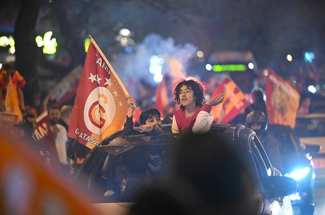 7758dae92a55455680d37221644a0f7c Galatasaraylı taraftarların şampiyonluk ve 5. yıldız kutlamalarından unutulmaz fotoğraflar  - 16. Foto