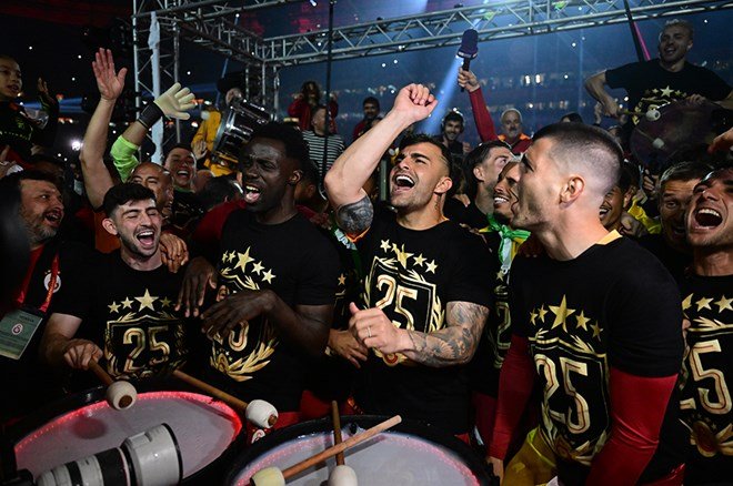 Ve Galatasaray formaları satışa sundu: İşte 5 yıldızlı yeni logo  - 4. Foto