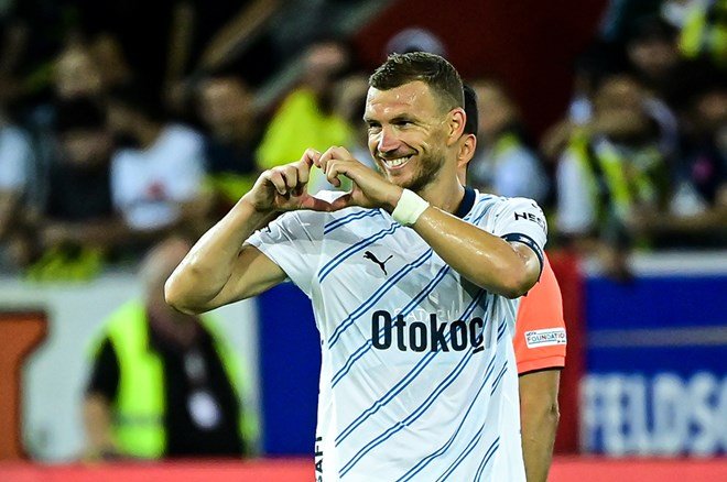 78fc70ef7e70455683512f013e0d5cd5-1 Dünya devinden Dzeko bombası: 39 yaşında geri dönüyor - 5. Foto