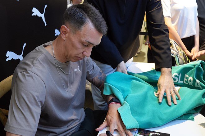 7a558a064e4749b58a41ab6309b15e00-1 Muslera'nın imza gününde olay: Bir anda tansiyon yükseldi - 7. Foto