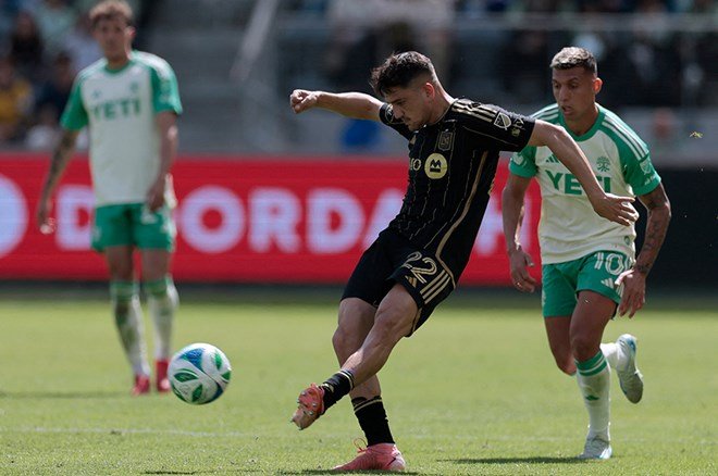 7adfc9daa2ba41de910769c4045acd13 ABD'de Cengiz Ünder şoku yaşattı: Yere çöken kaleci uzun süre ayağa kalkamadı - 4. Foto