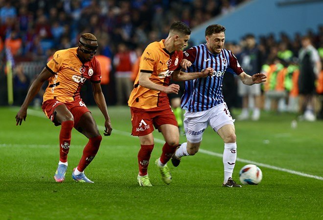 7e4be2be06404838bc3e9db79d8d5f84 Osimhen'den koridorda Galatasaraylı taraftarlara flaş mesaj  - 2. Foto
