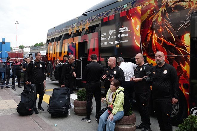 824a5f0377d64127bc5176243749c6da Galatasaray, Trabzon'da böyle karşılandı - 5. Foto