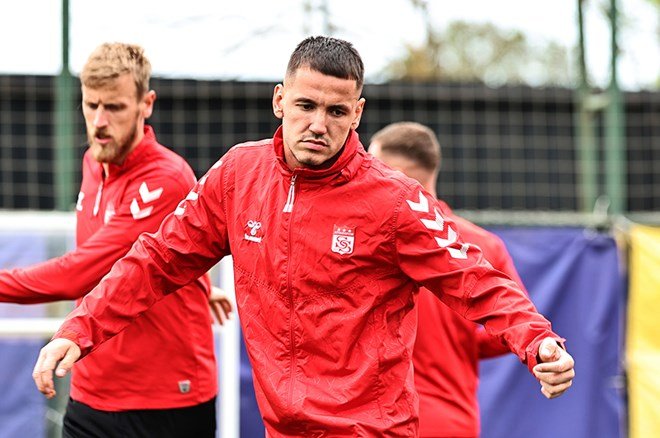 83d8e80ca8404149a0c71562ac26f9b3-1 Sivasspor küme düştü olanlar oldu: Rey Manaj'dan Rıza Çalımbay'a olay sözler  - 2. Foto