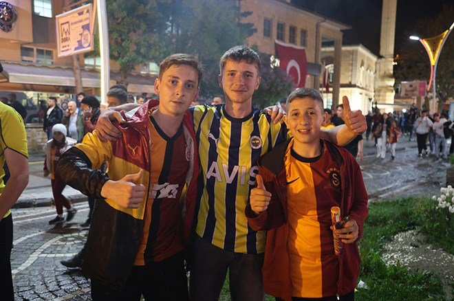 84b4eba9b4e54827903baf44ef425b2c Galatasaraylı taraftarların şampiyonluk ve 5. yıldız kutlamalarından unutulmaz fotoğraflar  - 6. Foto