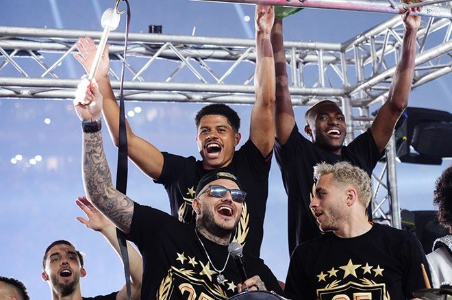 8829a1e1ecaf40acbde7b073991c4dec Galatasaraylı futbolcular şampiyonluğu taraftarlarla kutladı - 18. Foto