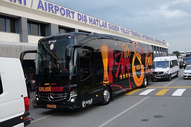 8973ec1087d44a4cbd2b161ba76f80c7 Galatasaray, Trabzon'da böyle karşılandı - 4. Foto