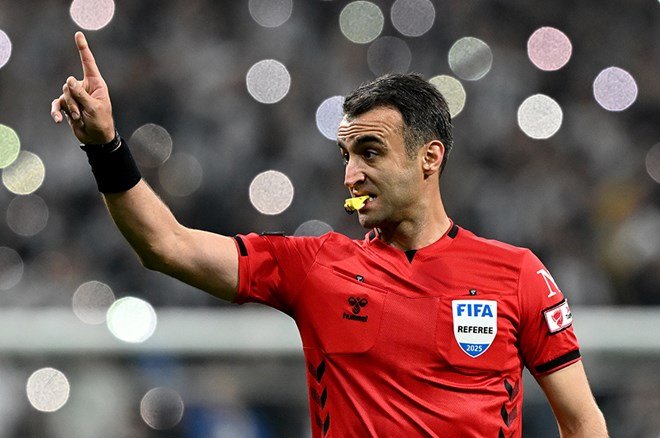 8d99bd71be414bc199475a5970be3d7e-1 Trabzonspor-Galatasaray maçında penaltı itirazları: VAR'da izlendi, Riva'dan görüntü geldi - 3. Foto