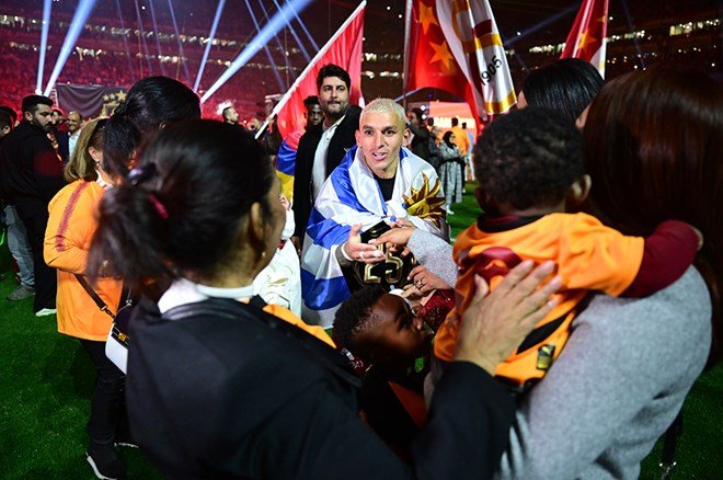 96309badc2de463dba31df1b086425e7 Galatasaraylı futbolcular şampiyonluğu taraftarlarla kutladı - 20. Foto