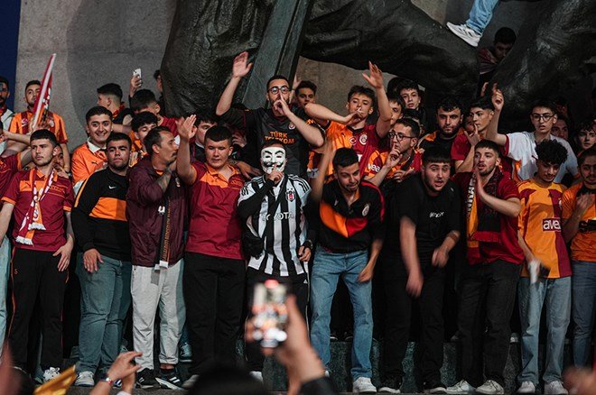 971a2a22b39f4706b95e0d1c2e962eda Galatasaraylı taraftarların şampiyonluk ve 5. yıldız kutlamalarından unutulmaz fotoğraflar  - 40. Foto