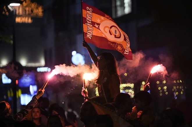 9930ced9163945f88ea55b24ed775207 Galatasaraylı taraftarların şampiyonluk ve 5. yıldız kutlamalarından unutulmaz fotoğraflar  - 2. Foto