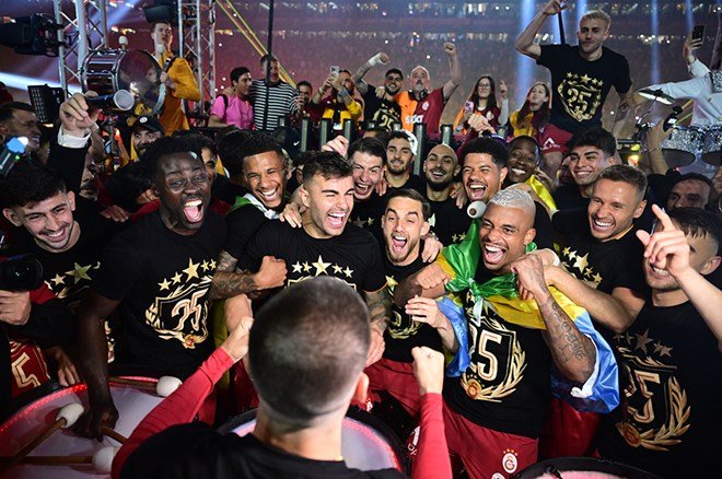 99ee207238fe4f709c378a0a283f3368 Galatasaraylı futbolcular şampiyonluğu taraftarlarla kutladı - 2. Foto