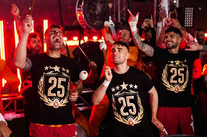 9d99e7948bd84e159b862602355d8d93 Galatasaraylı futbolcular şampiyonluğu taraftarlarla kutladı - 14. Foto