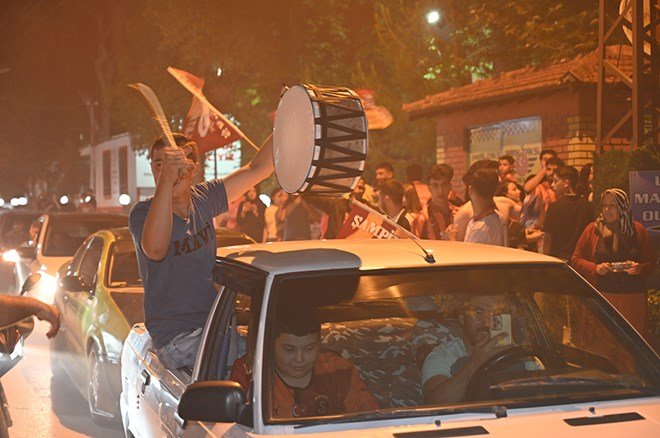 a03443028e874584a06f5eb9a1adeb75 Galatasaraylı taraftarların şampiyonluk ve 5. yıldız kutlamalarından unutulmaz fotoğraflar  - 11. Foto