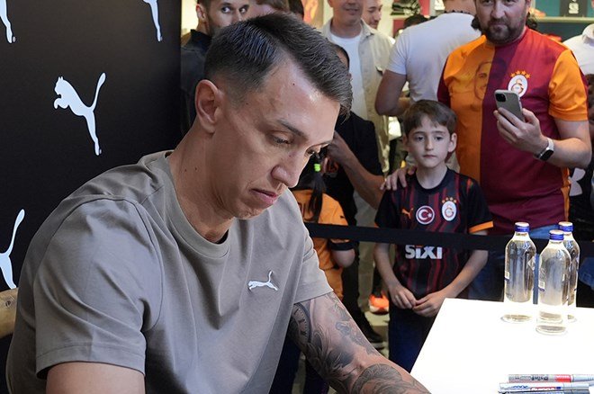 a6da4cdee2094f27bb049b05f6b6437d Muslera'nın imza gününde olay: Bir anda tansiyon yükseldi - 4. Foto