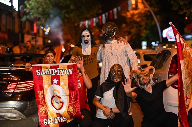 a7f3ef6aa88b425ab99386ef45670df8 Galatasaraylı taraftarların şampiyonluk ve 5. yıldız kutlamalarından unutulmaz fotoğraflar  - 48. Foto
