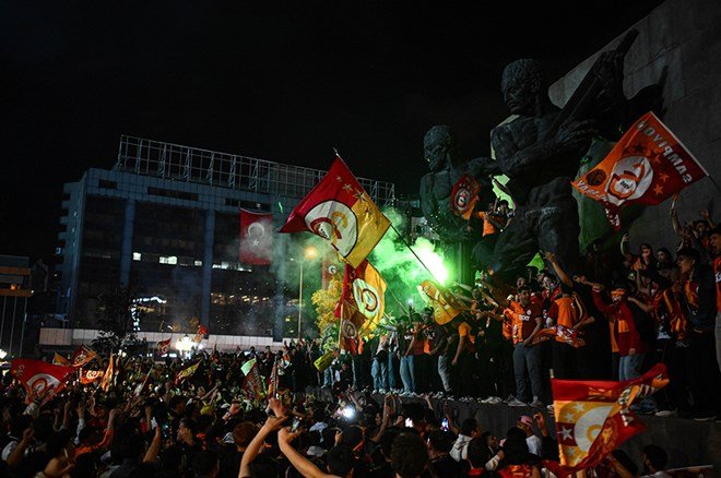 aa74e026a27d45b893dd4df395a31bc1 Galatasaraylı taraftarların şampiyonluk ve 5. yıldız kutlamalarından unutulmaz fotoğraflar  - 37. Foto