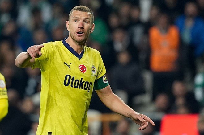 ab351a4a8ade4f4bb214ae394123e092 Edin Dzeko'dan "Ayrılacak mısın?" sorusuna flaş cevap: Fenerbahçe'den karar çıktı - 4. Foto