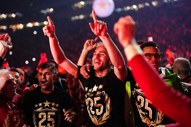 afddaaf0100b451a830516a65c9ce47e Galatasaraylı futbolcular şampiyonluğu taraftarlarla kutladı - 13. Foto