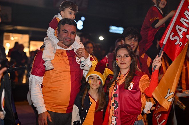 b9123c3db79440478ad64f2835d49468 Galatasaraylı taraftarların şampiyonluk ve 5. yıldız kutlamalarından unutulmaz fotoğraflar  - 26. Foto