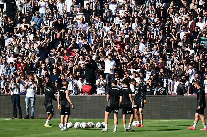 Beşiktaş idmanı için Tüpraş Stadyumu'nda taraftarlarla buluşma  - 6. Foto