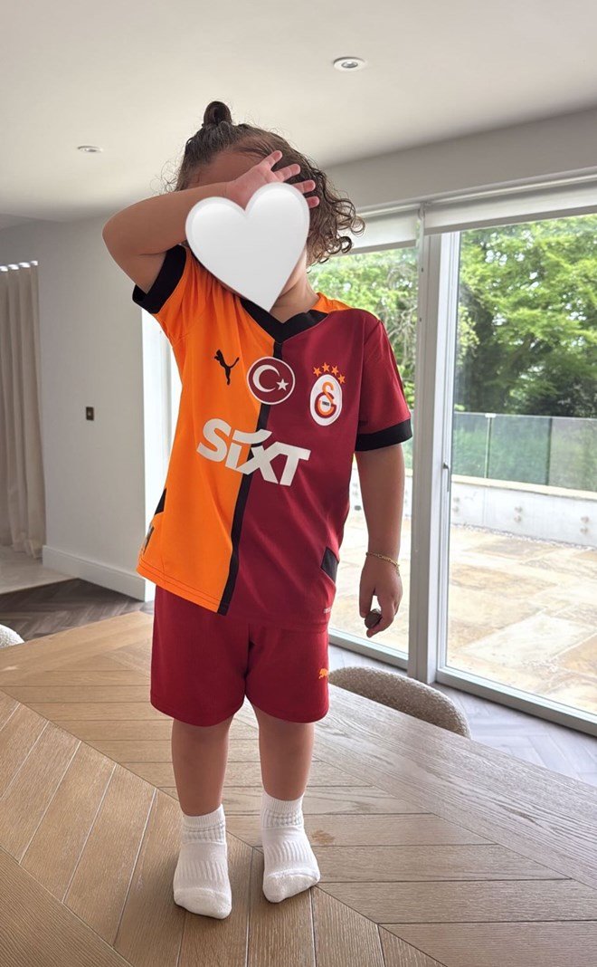 c392382978cf4675966585c8b5b33d52 Galatasaray formalı fotoğraf, Leeds'te krize yol açtı - 2. Foto