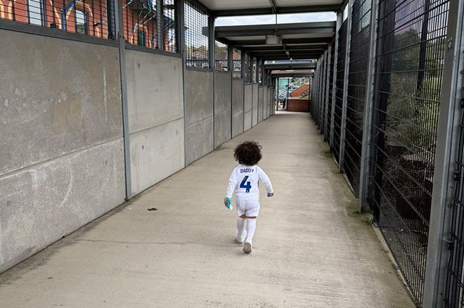 c818a6f7bbbb4a34be40b39488000d17 Galatasaray formalı fotoğraf, Leeds'te krize yol açtı - 3. Foto