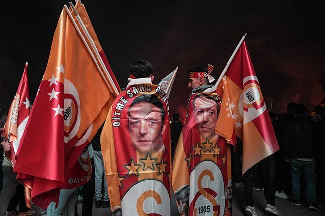 c9ba06e3952646789983cbf713b55e06 Galatasaraylı taraftarların şampiyonluk ve 5. yıldız kutlamalarından unutulmaz fotoğraflar  - 49. Foto
