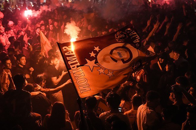 cb1f7f7abc2f4602a35d10fe9479e9e6 Galatasaraylı taraftarların şampiyonluk ve 5. yıldız kutlamalarından unutulmaz fotoğraflar  - 47. Foto