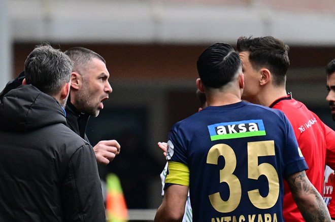 Burak Yılmaz maç sonu çıkıştı: "Hayatım boyunca konuşmayacağım"  - 4. Foto