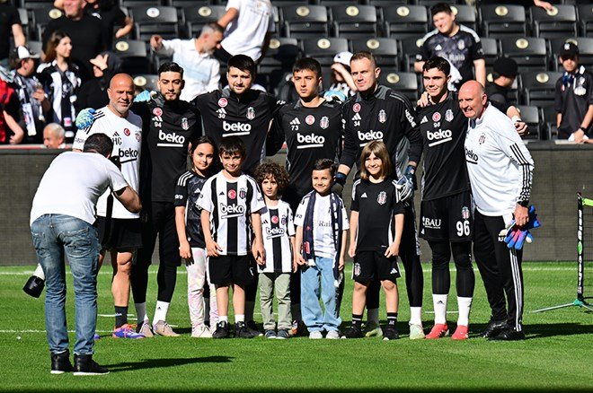 Beşiktaş idmanı için Tüpraş Stadyumu'nda taraftarlarla buluşma  - 2. Foto