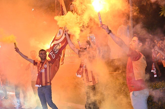 ccb31e2cf3414fb697d7820fb9dbbbcd Galatasaraylı taraftarların şampiyonluk ve 5. yıldız kutlamalarından unutulmaz fotoğraflar  - 38. Foto