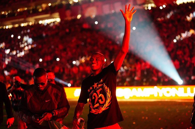 d125c97bb7344b0ab59d7b5fb23944b7 Galatasaraylı futbolcular şampiyonluğu taraftarlarla kutladı - 10. Foto