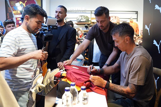 d22ee48b15414df49af9eb1d7d25aa3b Muslera'nın imza gününde olay: Bir anda tansiyon yükseldi - 5. Foto